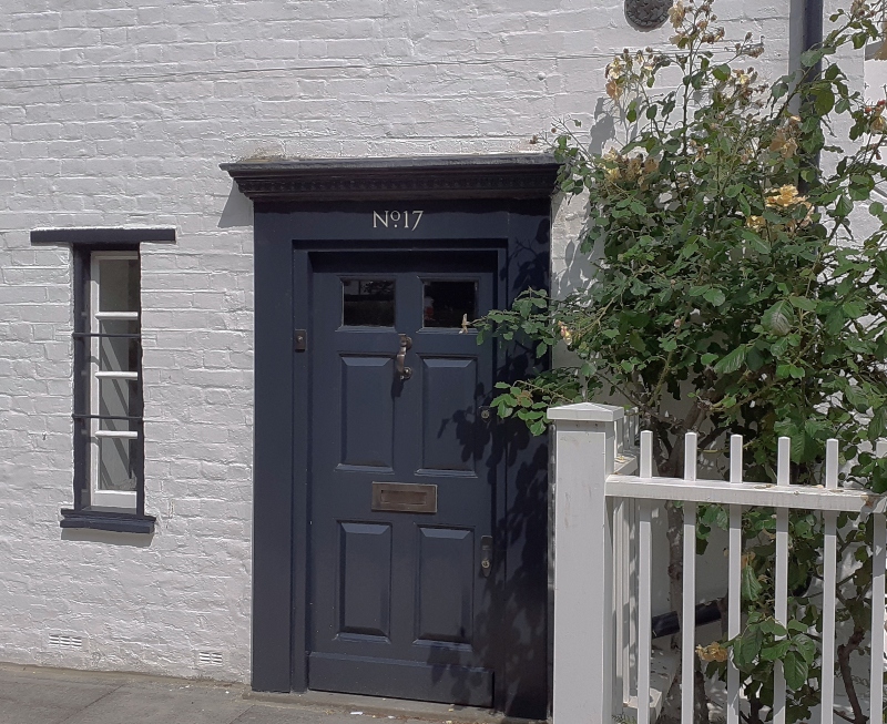 Traditional residential signwriting on listed property