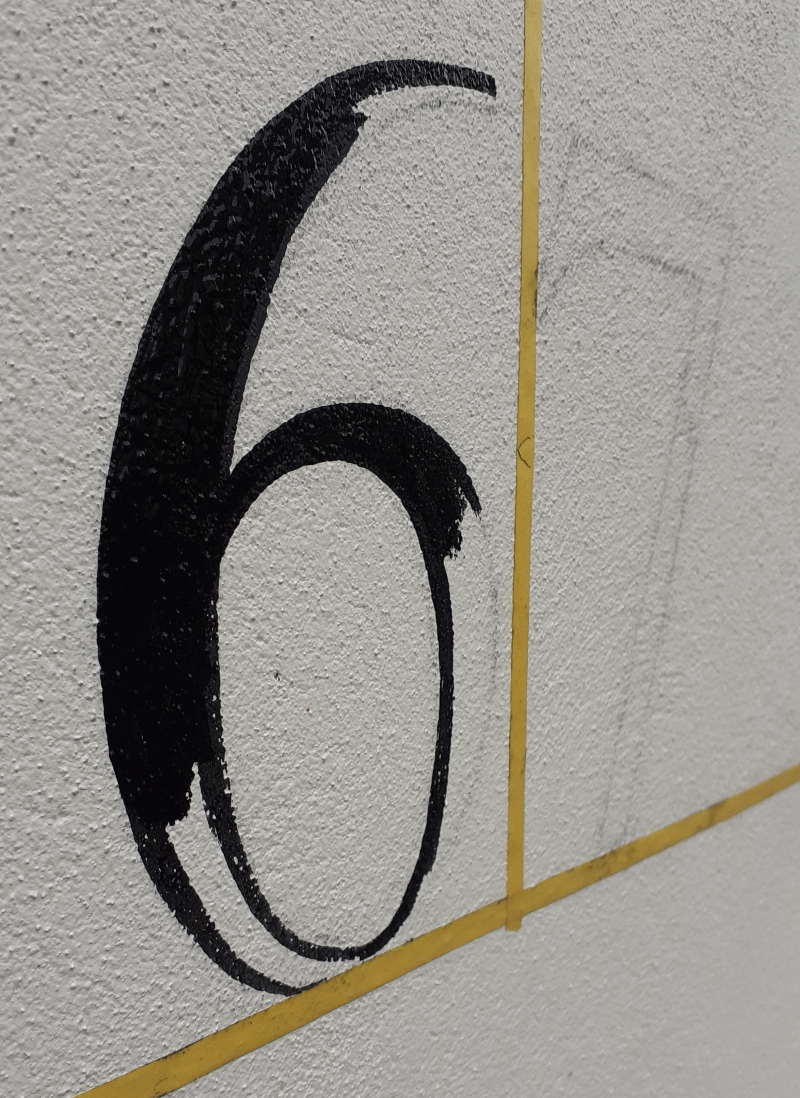 Traditional porch number lettering on Belgravia entrance